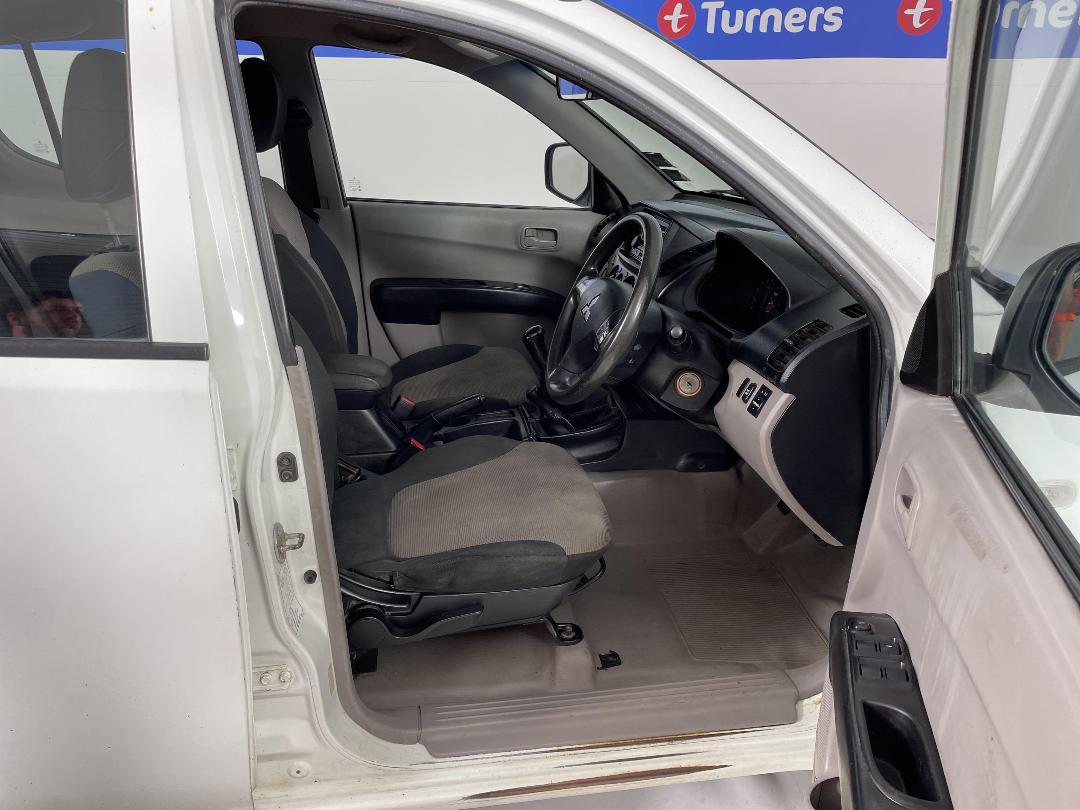 Photo '16' of Mitsubishi Triton