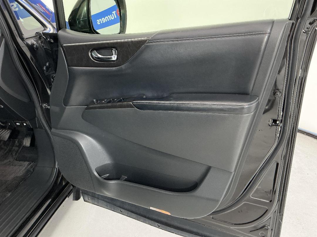 Photo '15' of Nissan Elgrand Photo '15' of Nissan Elgrand