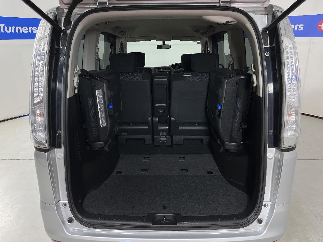 Photo '14' of Nissan Serena Photo '14' of Nissan Serena