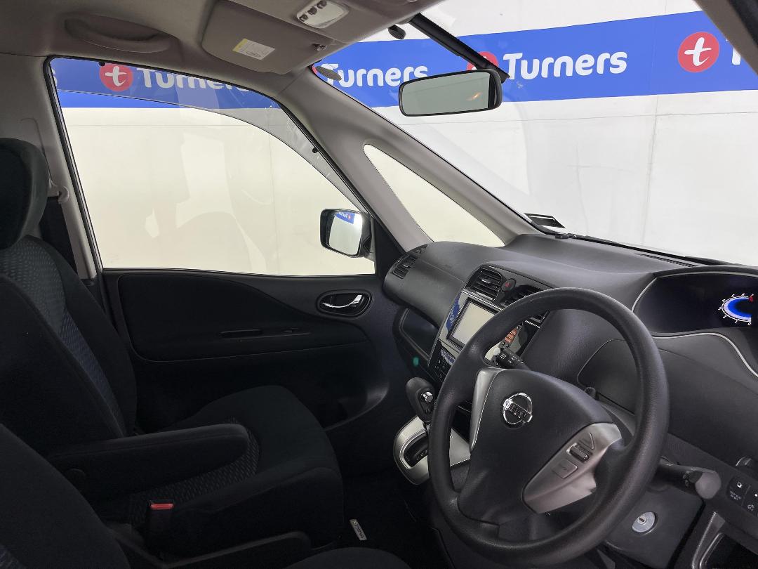 Photo '16' of Nissan Serena Photo '16' of Nissan Serena