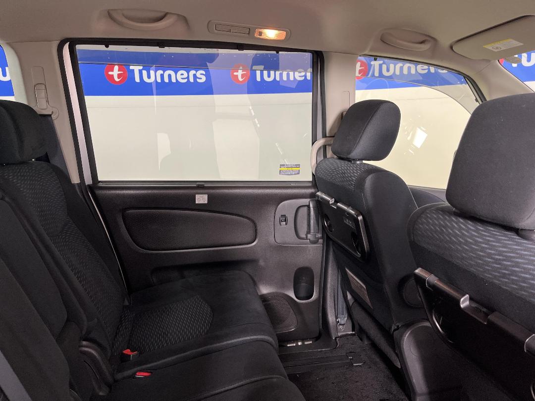 Photo '20' of Nissan Serena Photo '20' of Nissan Serena