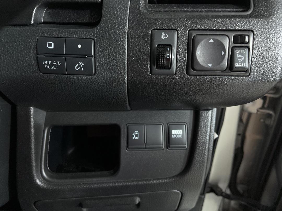 Photo '24' of Nissan Serena Photo '24' of Nissan Serena