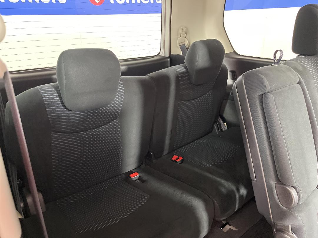 Photo '27' of Nissan Serena Photo '27' of Nissan Serena