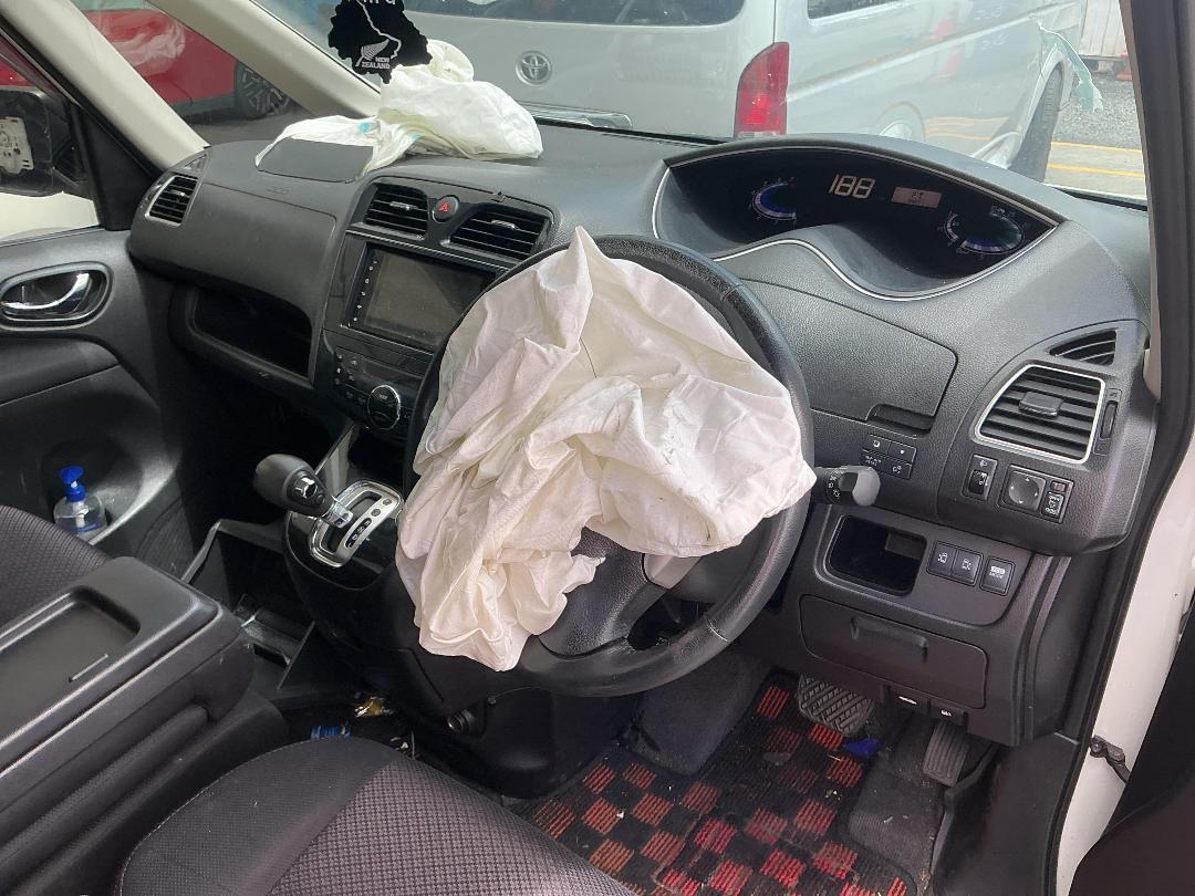 Photo '24' of Nissan Serena Hybrid Photo '24' of Nissan Serena Hybrid