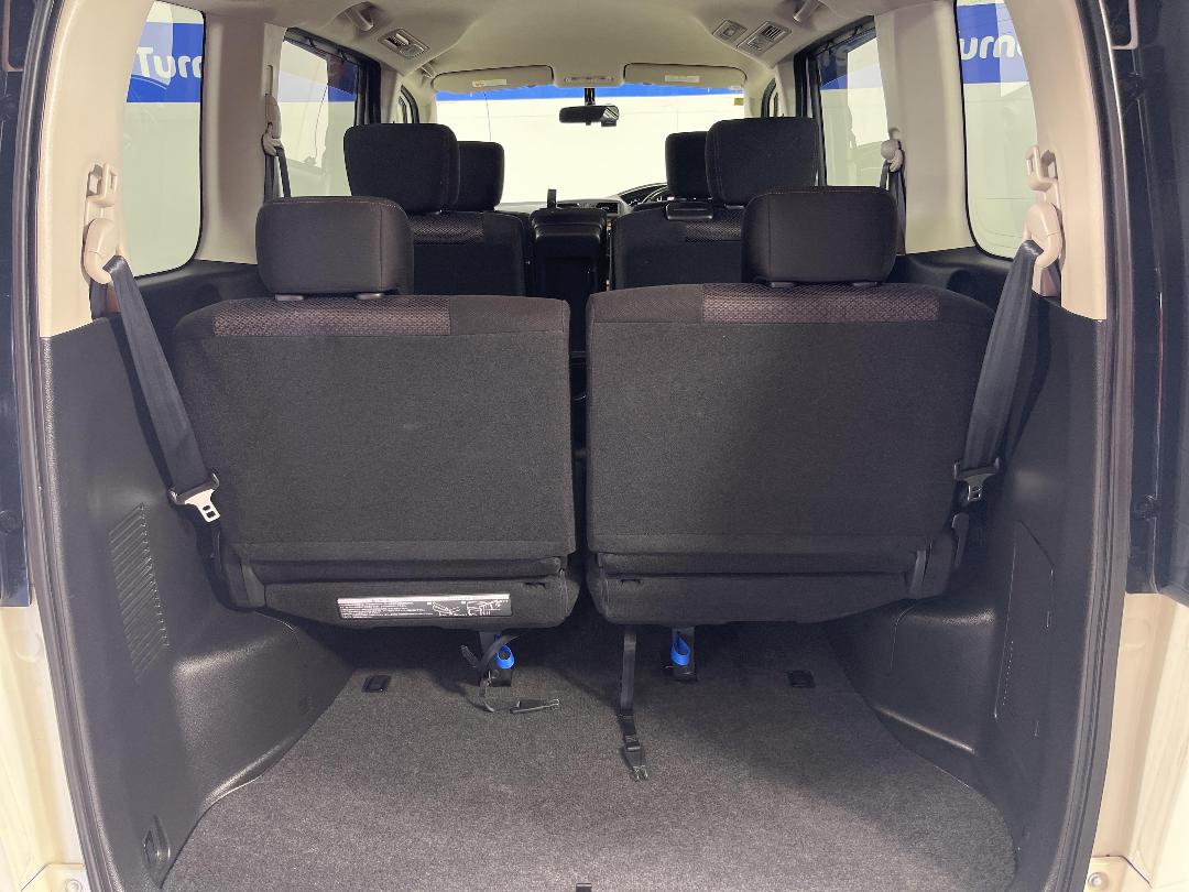 Photo '28' of Nissan Serena