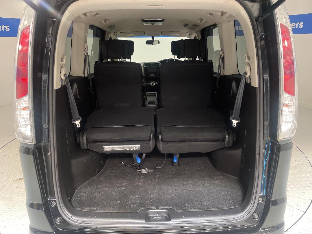 Photo '14' of Nissan Serena