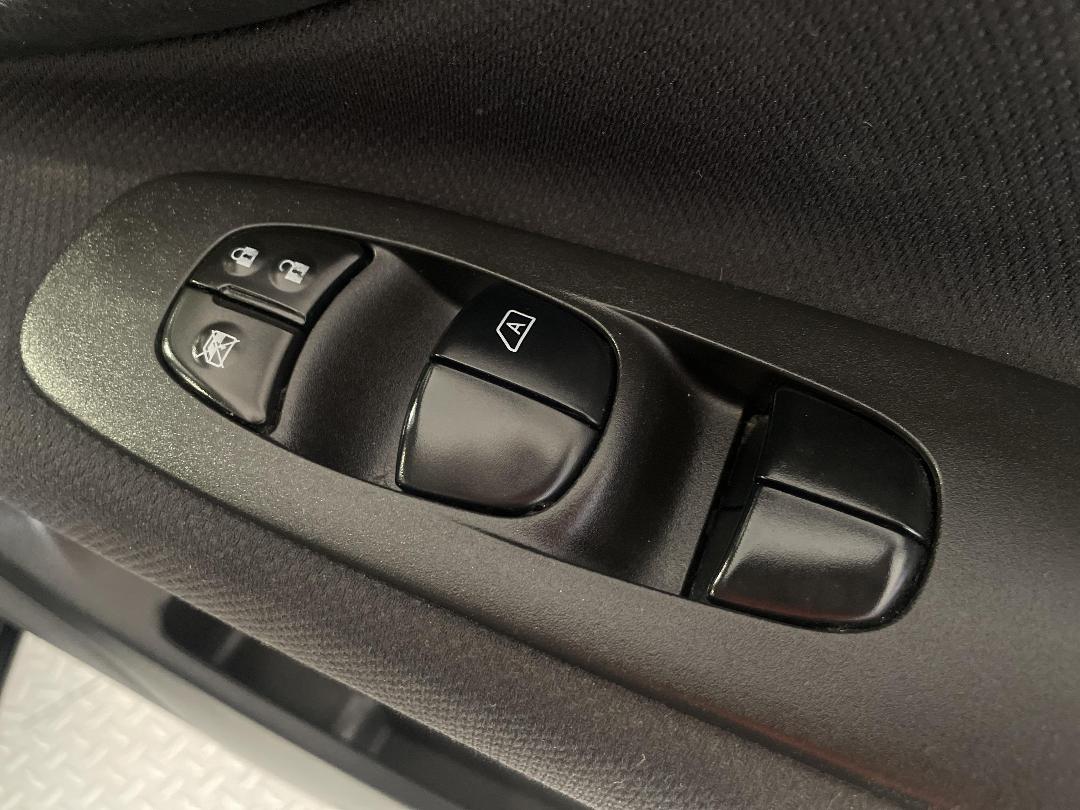 Photo '24' of Nissan Serena