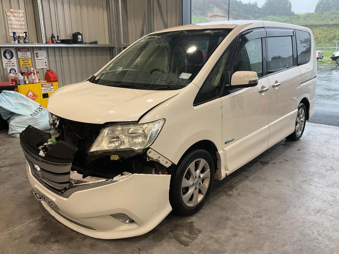 Photo '2' of Nissan Serena Photo '2' of Nissan Serena