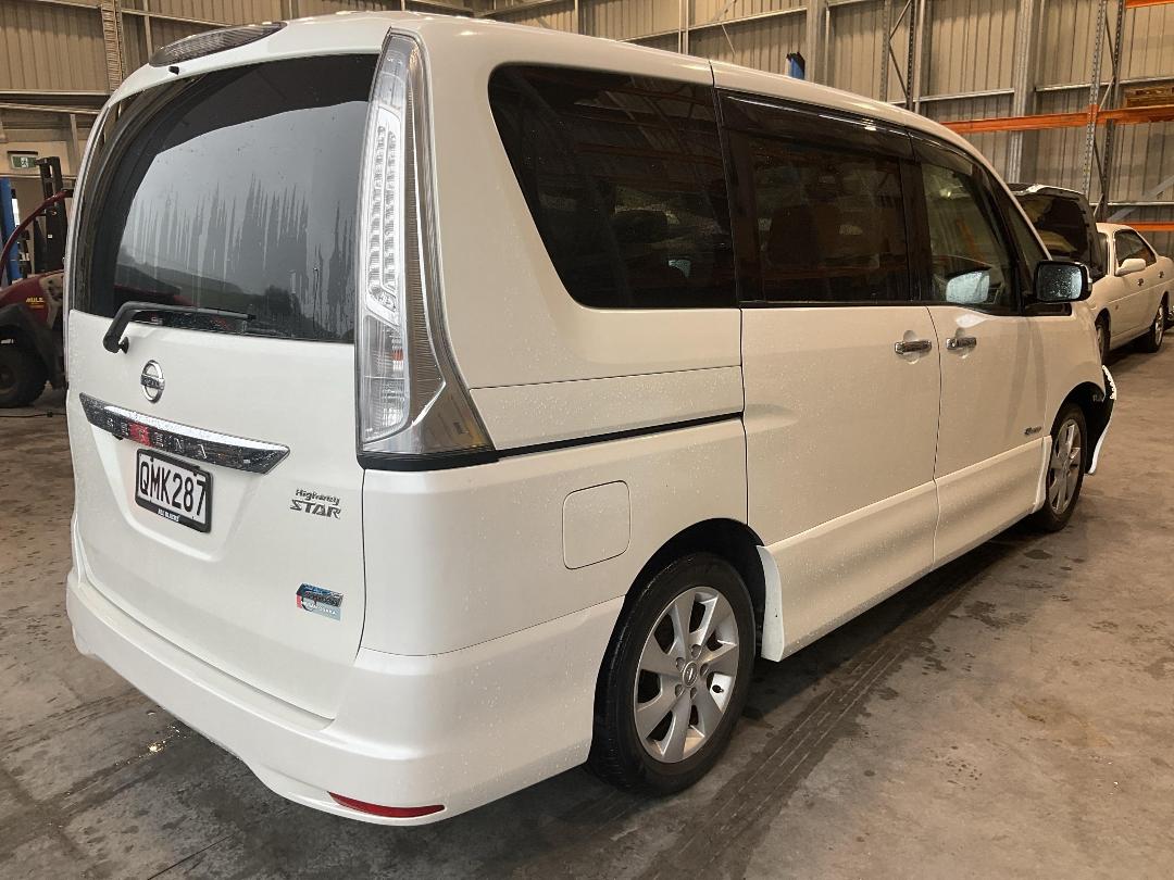 Photo '4' of Nissan Serena Photo '4' of Nissan Serena