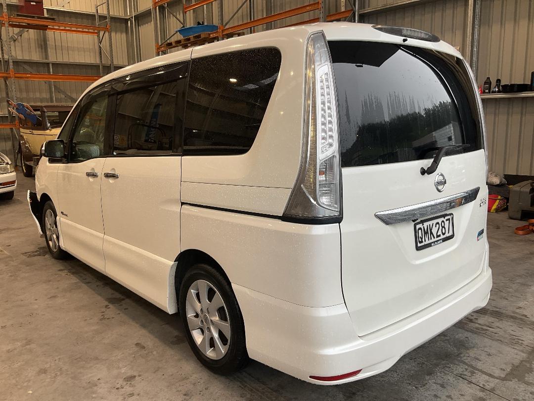 Photo '3' of Nissan Serena Photo '3' of Nissan Serena