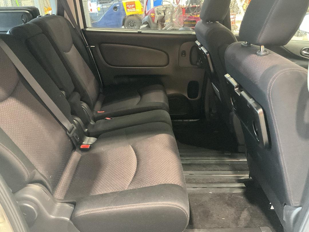 Photo '16' of Nissan Serena Photo '16' of Nissan Serena