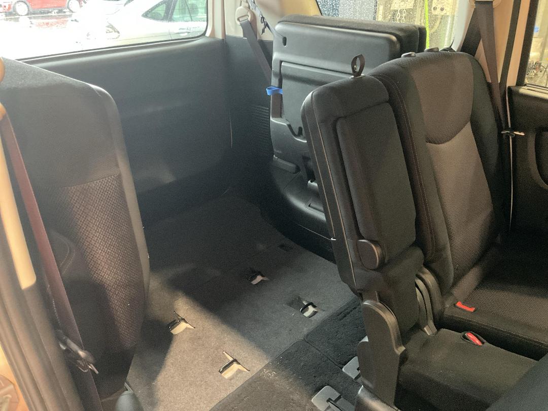 Photo '17' of Nissan Serena Photo '17' of Nissan Serena