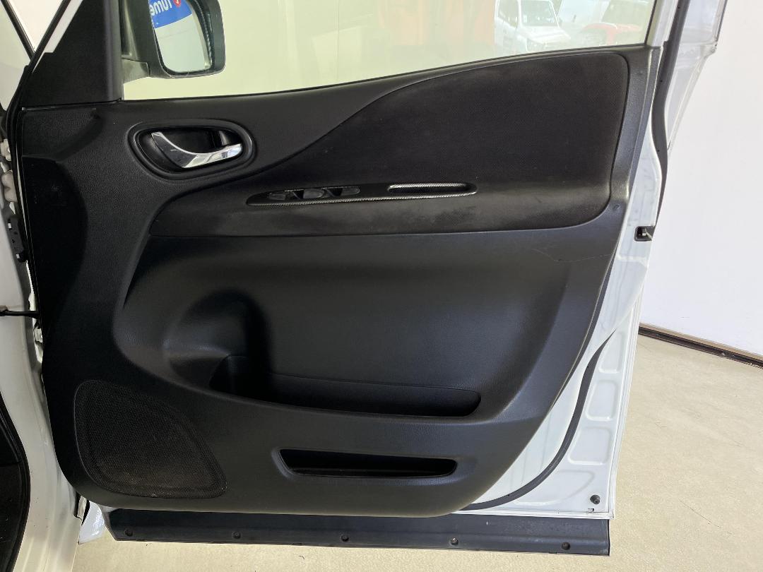 Photo '15' of Nissan Serena Photo '15' of Nissan Serena