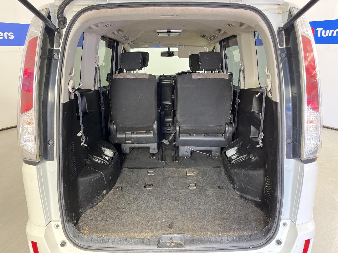 Photo '14' of Nissan Serena Photo '14' of Nissan Serena