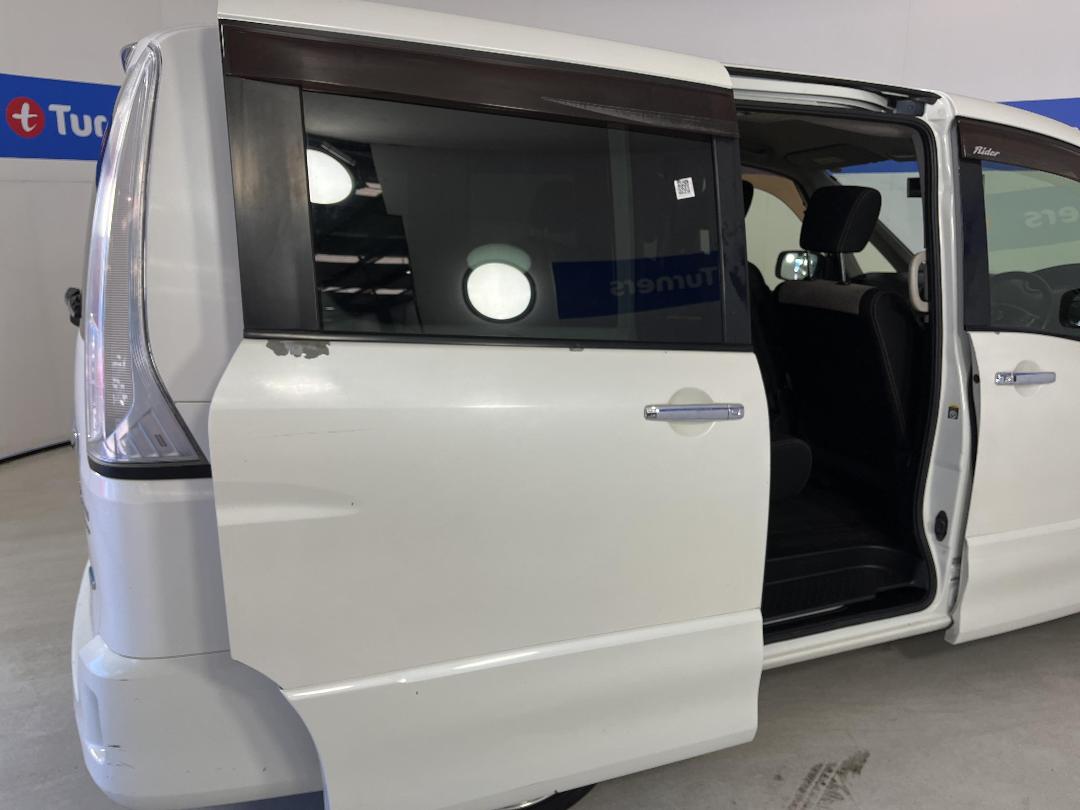 Photo '19' of Nissan Serena Photo '19' of Nissan Serena