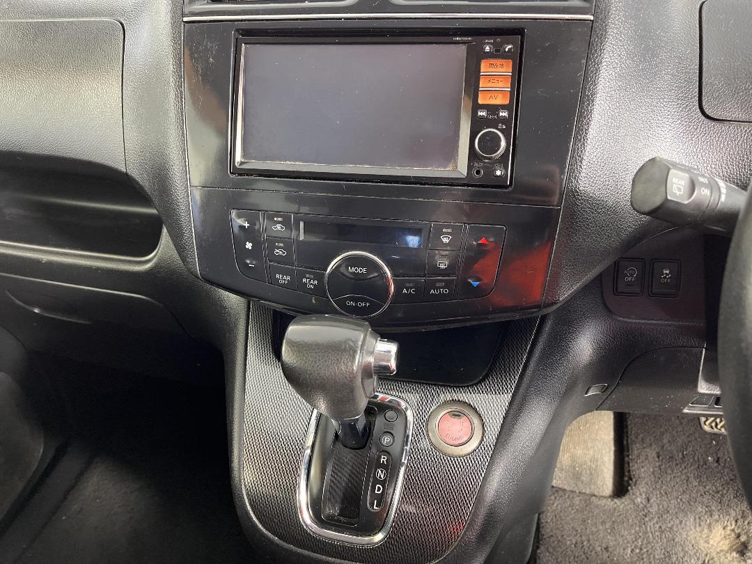 Photo '18' of Nissan Serena Photo '18' of Nissan Serena