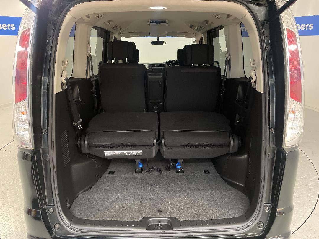 Photo '14' of Nissan Serena