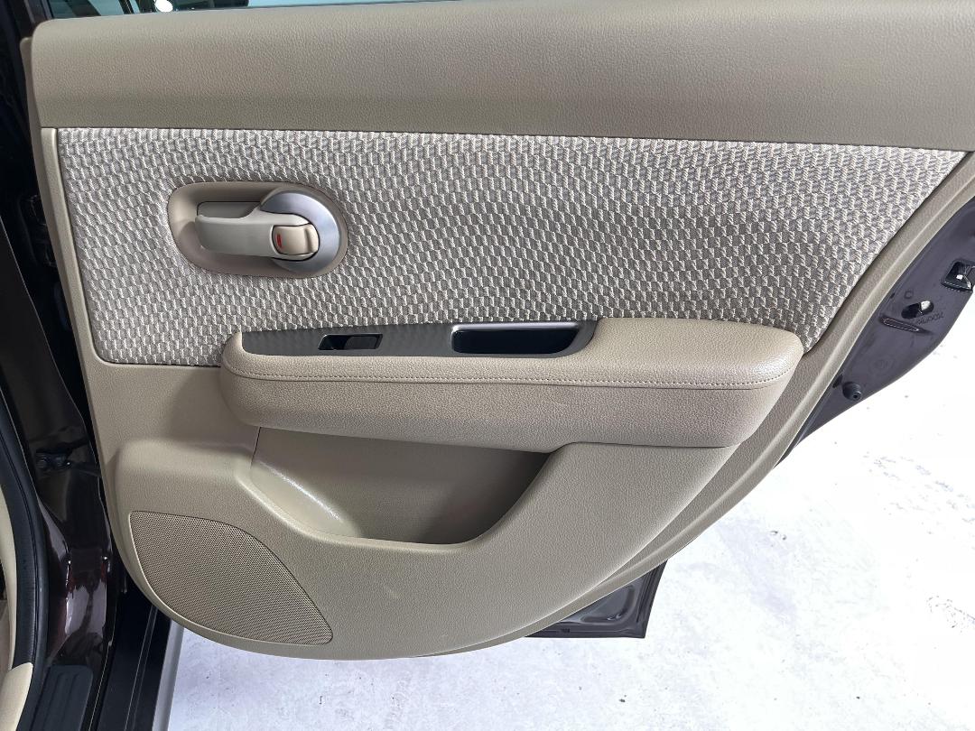 Photo '19' of Nissan Tiida