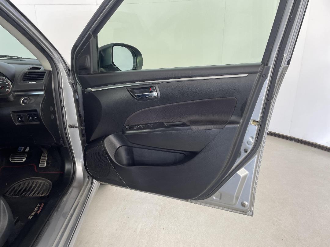 Photo '15' of Suzuki Swift