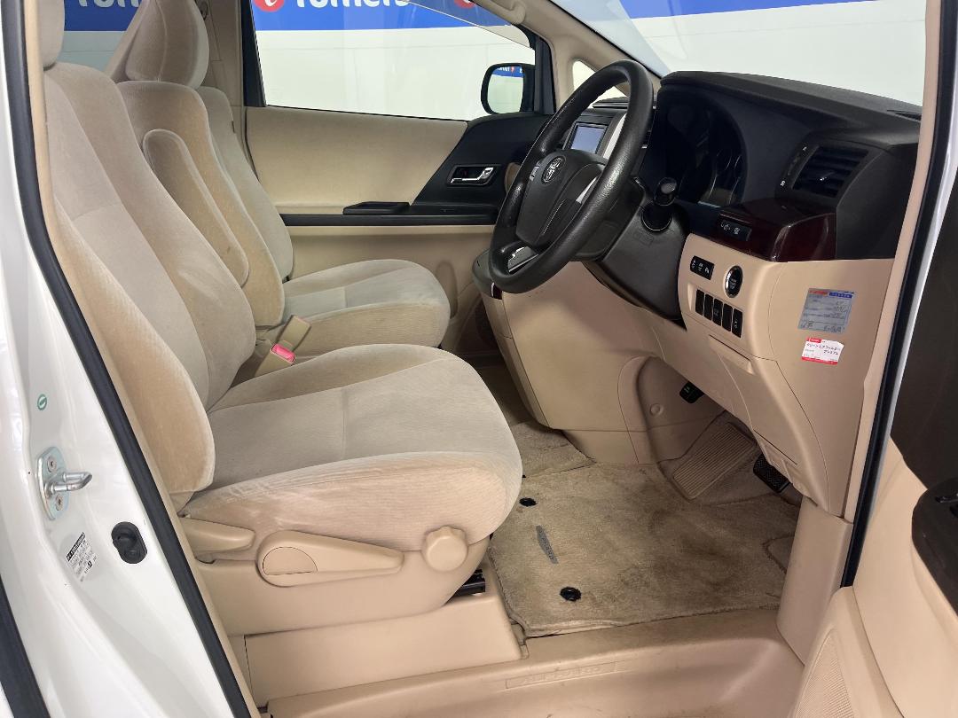 Photo '16' of Toyota Alphard