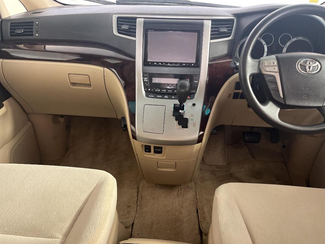 Photo '18' of Toyota Alphard