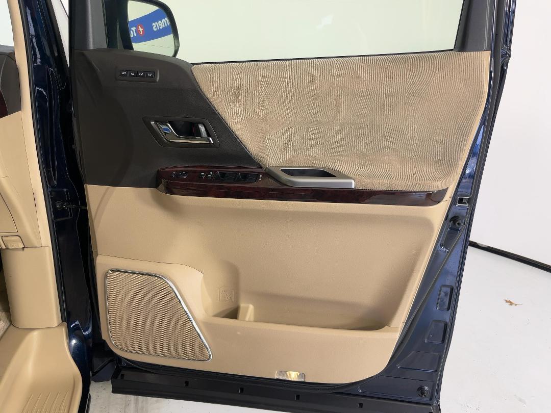 Photo '15' of Toyota Alphard Photo '15' of Toyota Alphard