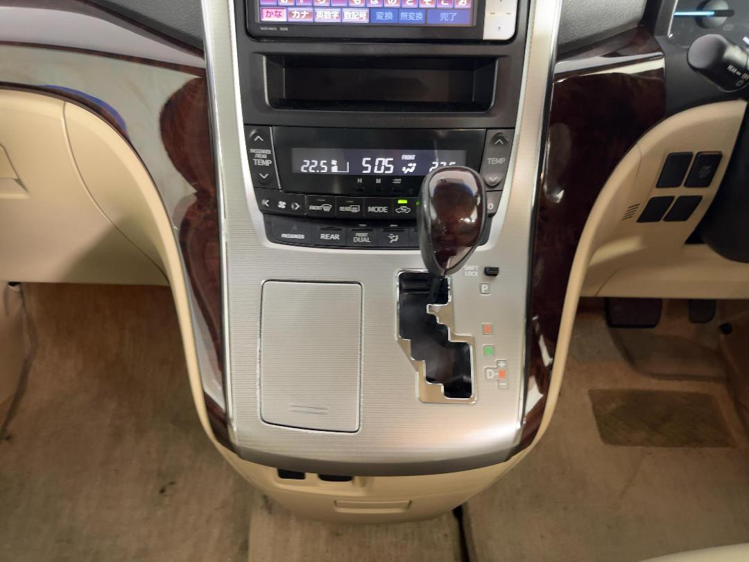 Photo '18' of Toyota Alphard Photo '18' of Toyota Alphard