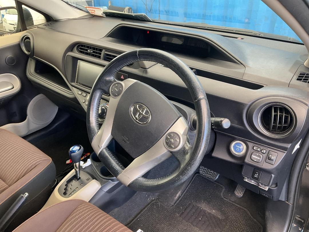 Photo '24' of Toyota Aqua