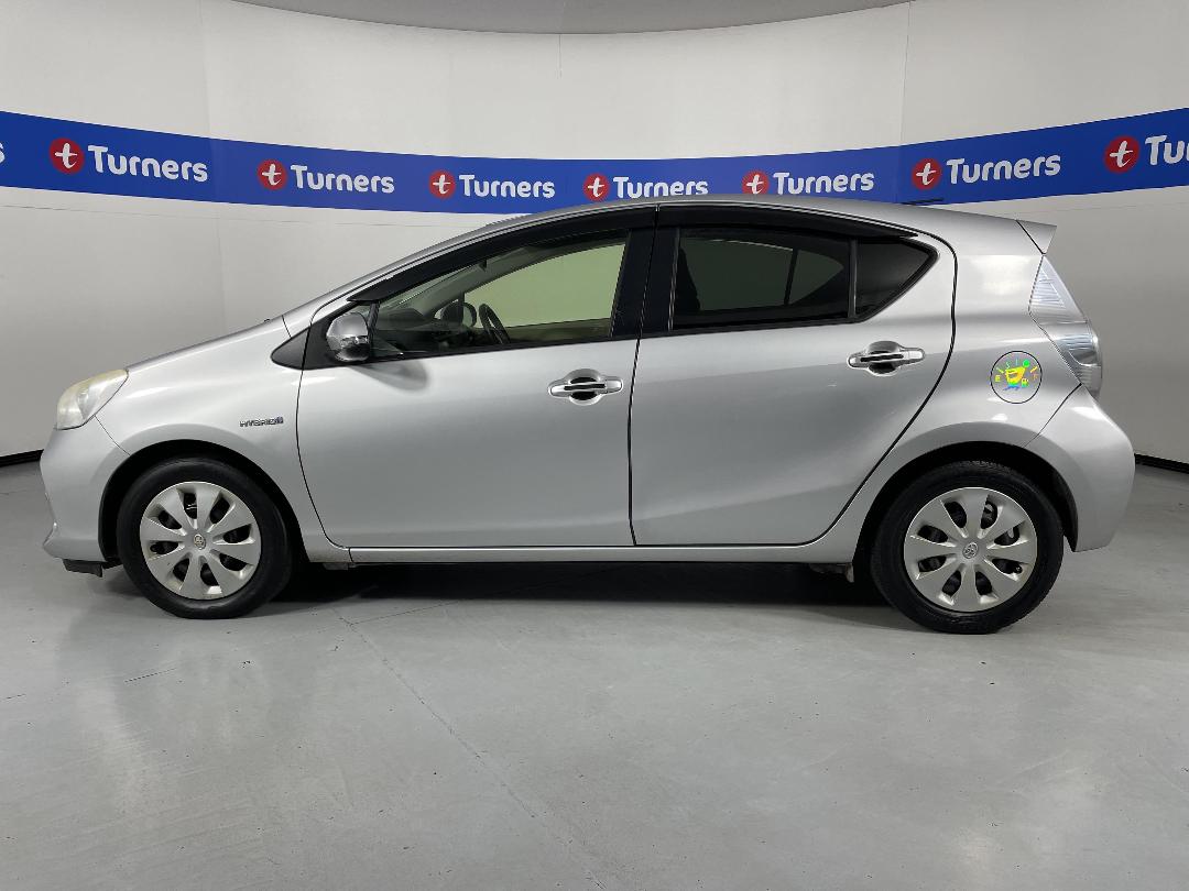 Photo '24' of Toyota Aqua