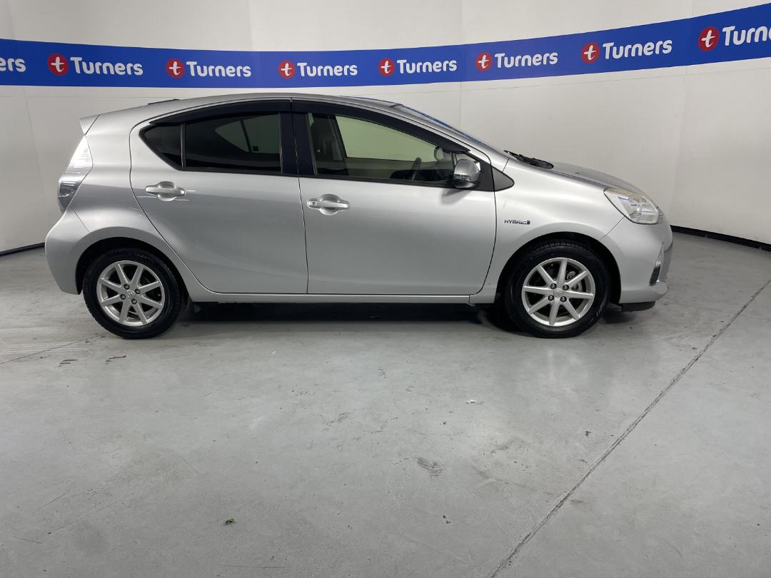 Photo '23' of Toyota Aqua Photo '23' of Toyota Aqua