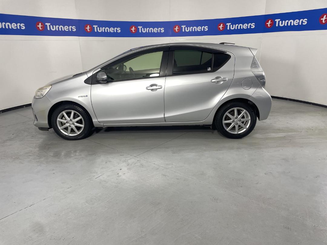 Photo '24' of Toyota Aqua Photo '24' of Toyota Aqua