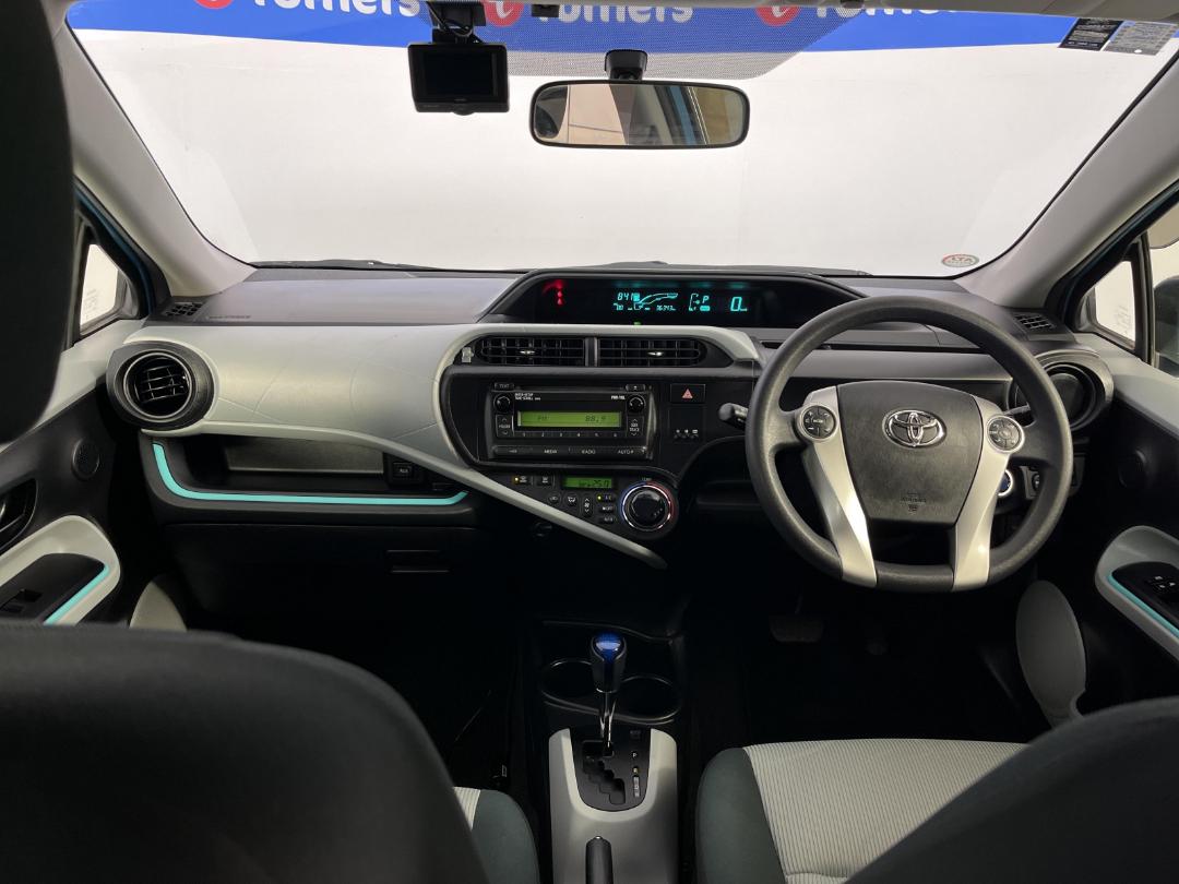 Photo '16' of Toyota Aqua Photo '16' of Toyota Aqua