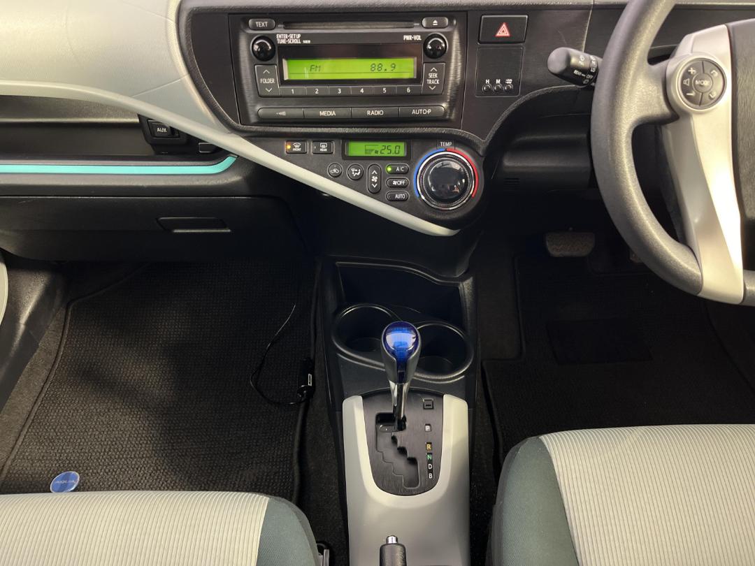 Photo '17' of Toyota Aqua Photo '17' of Toyota Aqua