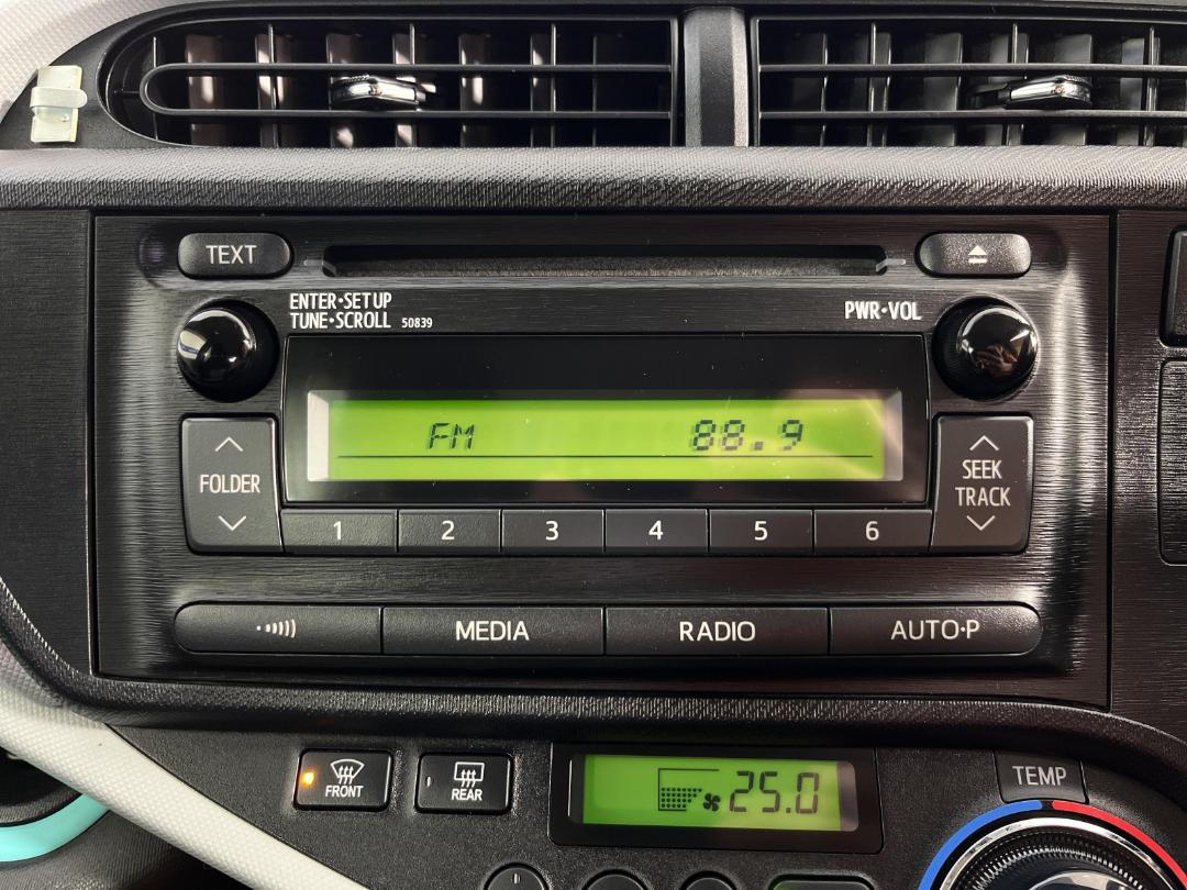 Photo '24' of Toyota Aqua Photo '24' of Toyota Aqua