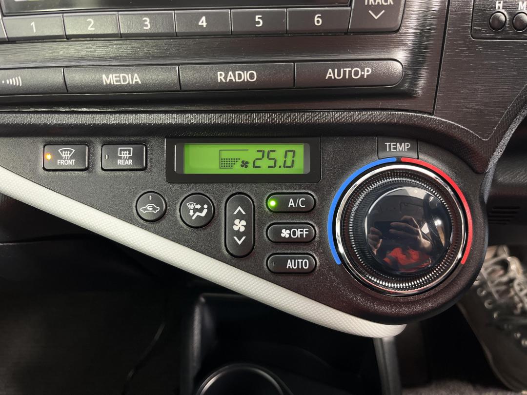 Photo '25' of Toyota Aqua Photo '25' of Toyota Aqua