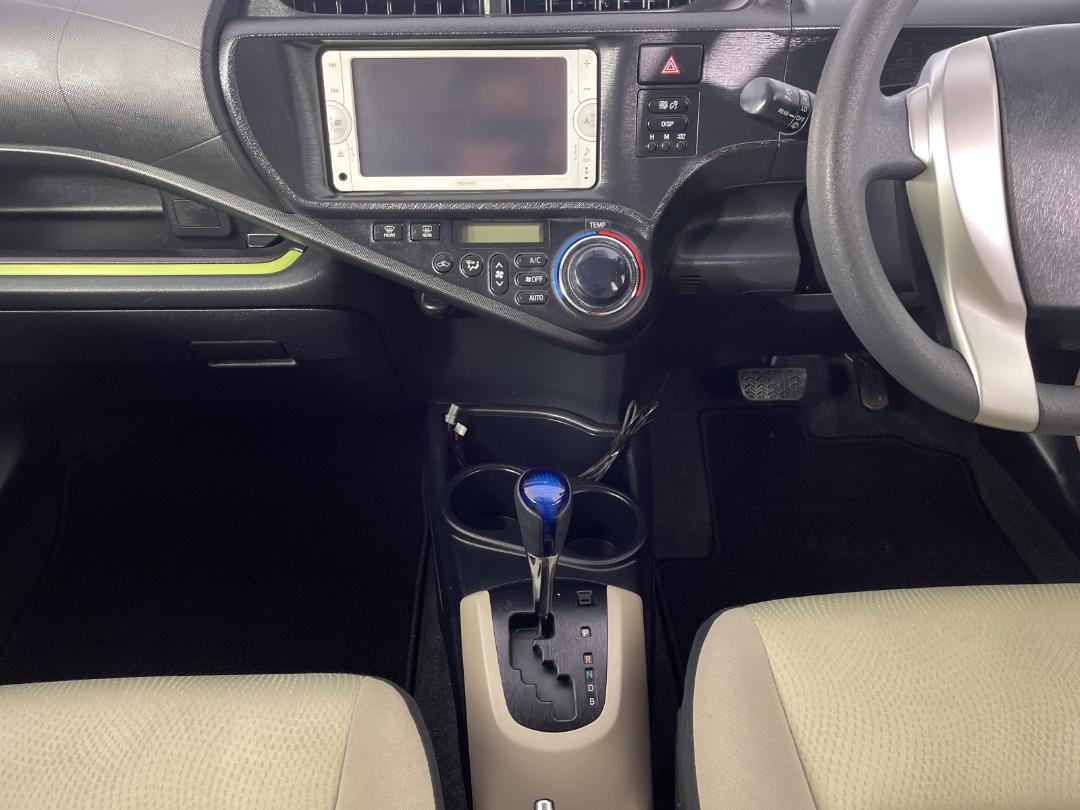 Photo '18' of Toyota Aqua Photo '18' of Toyota Aqua