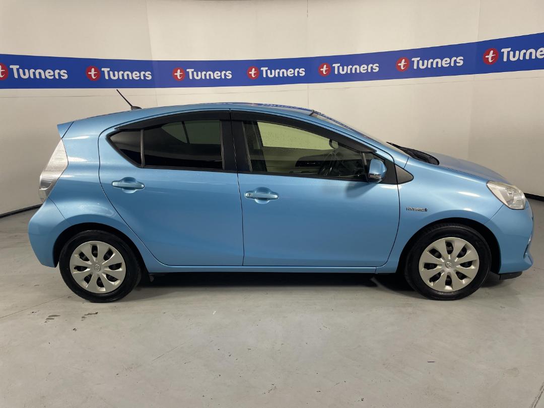 Photo '24' of Toyota Aqua Photo '24' of Toyota Aqua