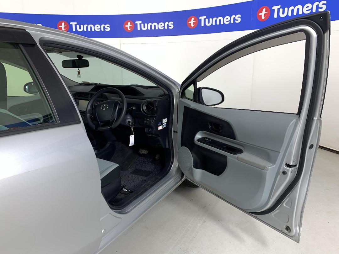 Photo '15' of Toyota Aqua