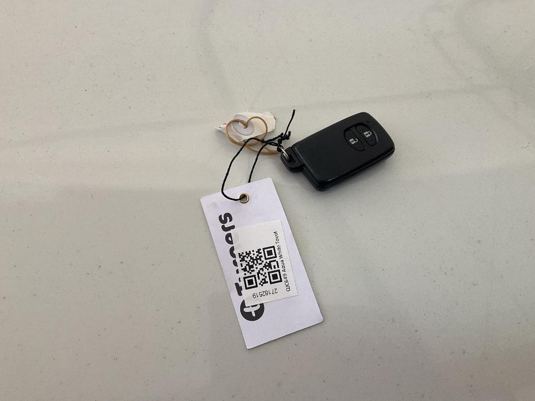 Photo '13' of Toyota Aqua Hybrid Photo '13' of Toyota Aqua Hybrid