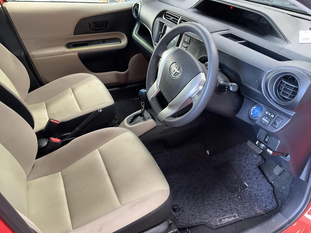 Photo '16' of Toyota Aqua Hybrid Photo '16' of Toyota Aqua Hybrid