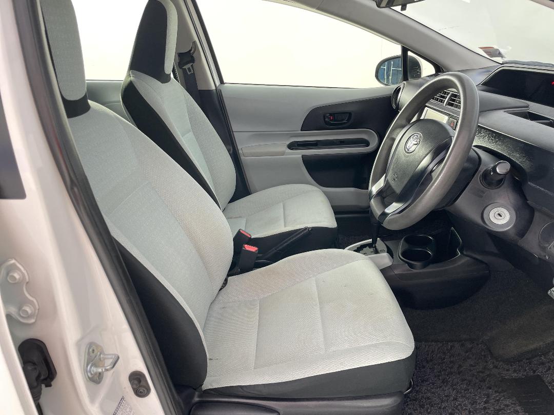 Photo '16' of Toyota Aqua Photo '16' of Toyota Aqua