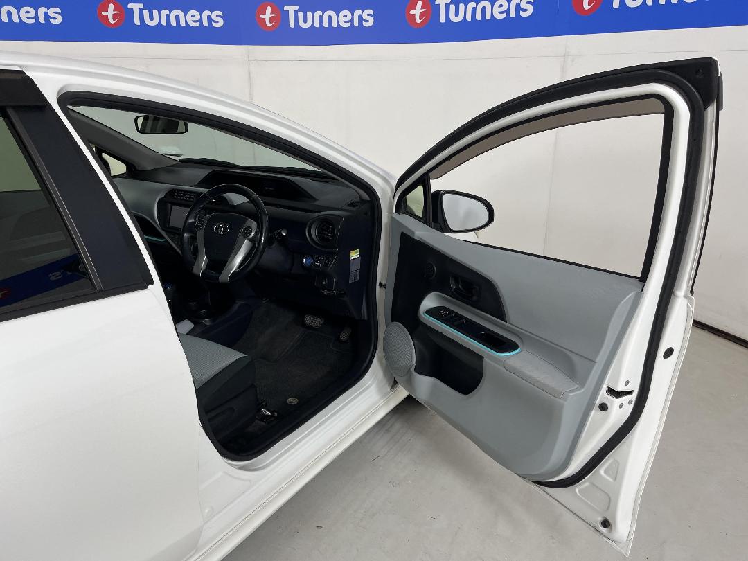 Photo '15' of Toyota Aqua