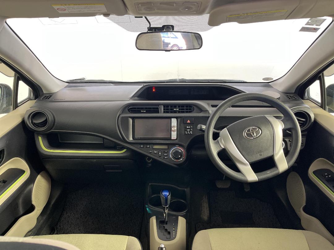 Photo '17' of Toyota Aqua Photo '17' of Toyota Aqua