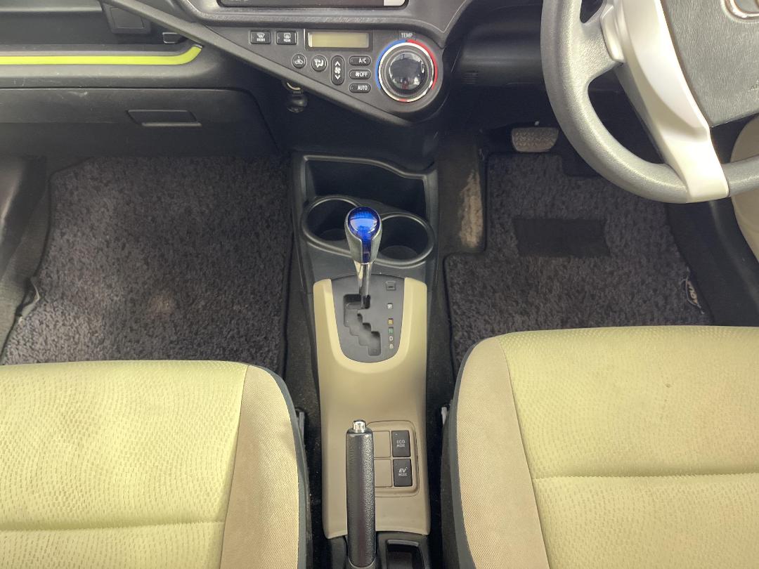 Photo '18' of Toyota Aqua Photo '18' of Toyota Aqua