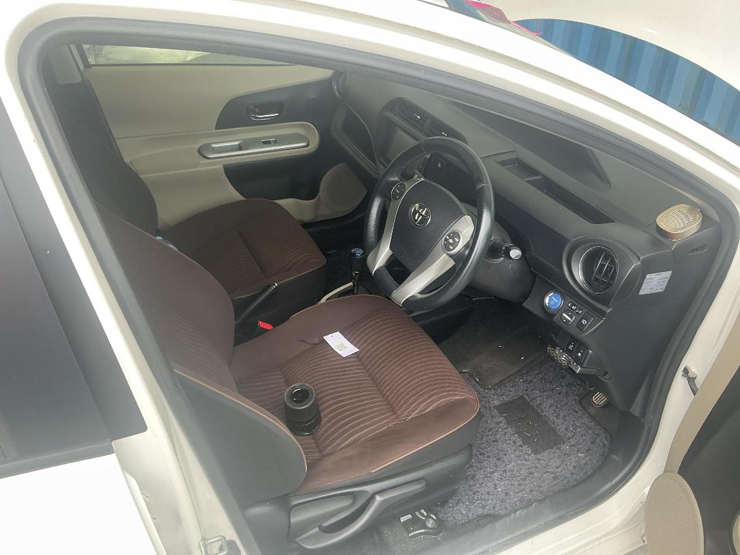 Photo '12' of Toyota Aqua Hybrid