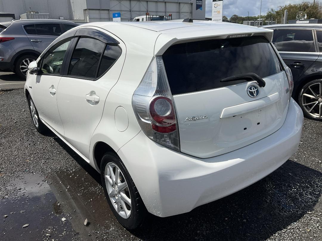 Photo '4' of Toyota Aqua Hybrid