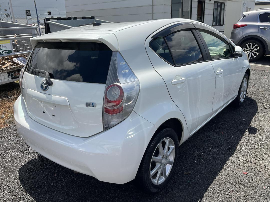 Photo '6' of Toyota Aqua Hybrid