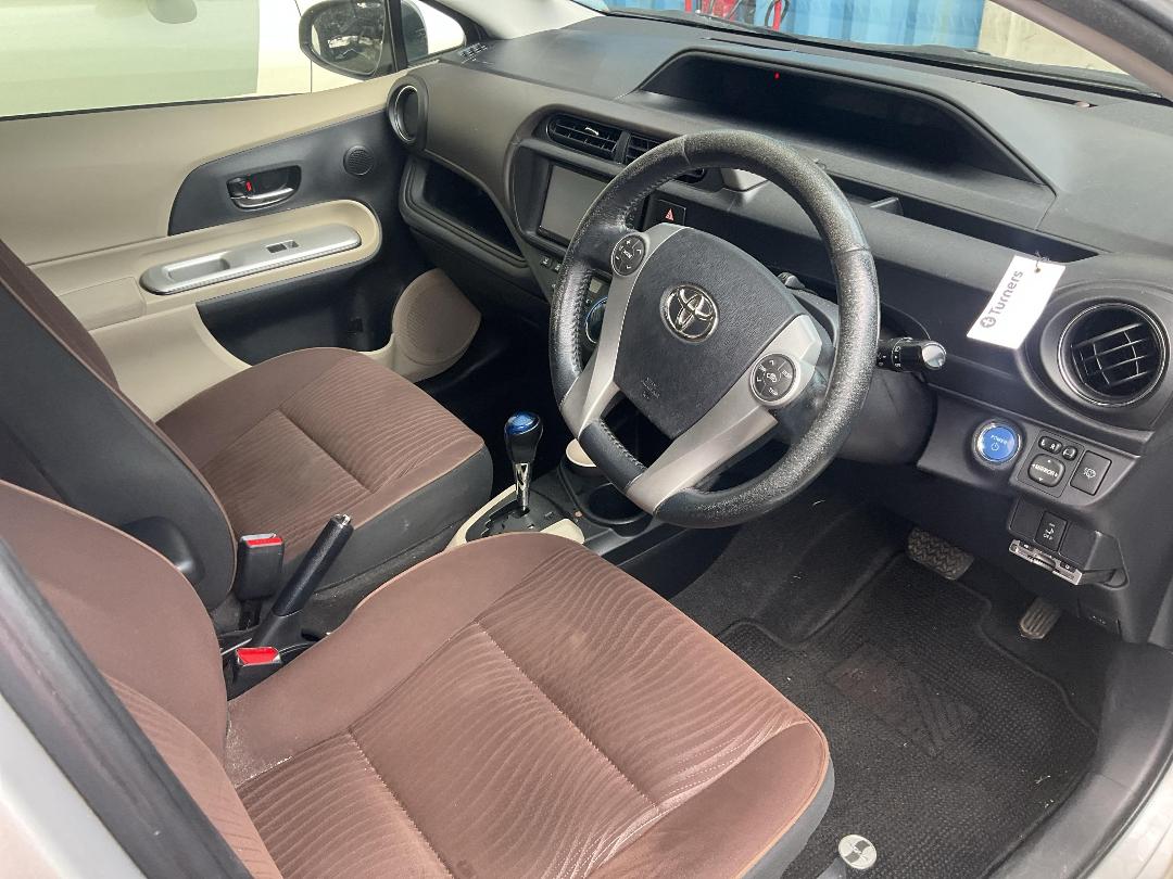 Photo '8' of Toyota Aqua Hybrid