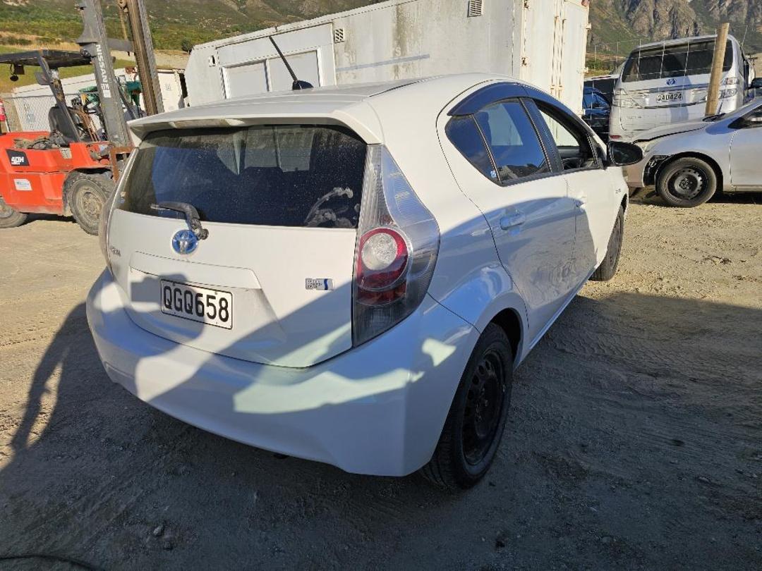 Photo '4' of Toyota Aqua