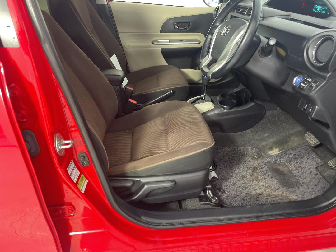 Photo '16' of Toyota Aqua Photo '16' of Toyota Aqua